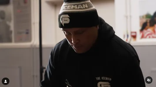 VIDEO: Price gaat strijd aan met oud-collega met potje tafelvoetbal