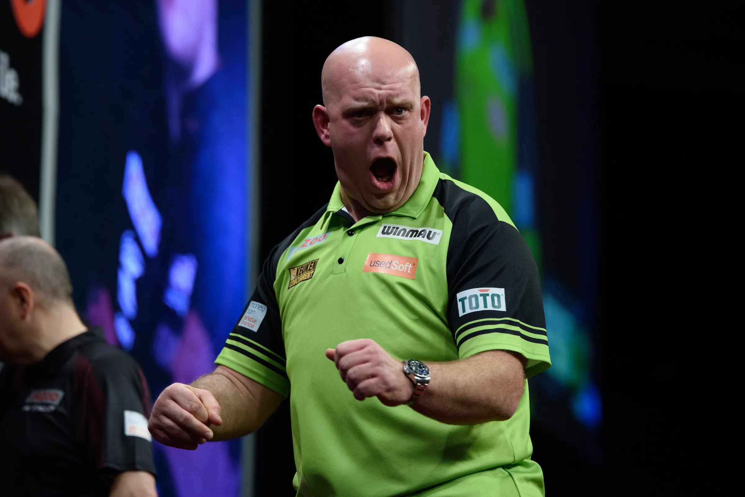 Van Gerwen met moeite langs Henderson, Whitlock verslaat Schindler dankzij twee schitterende bull-finishes