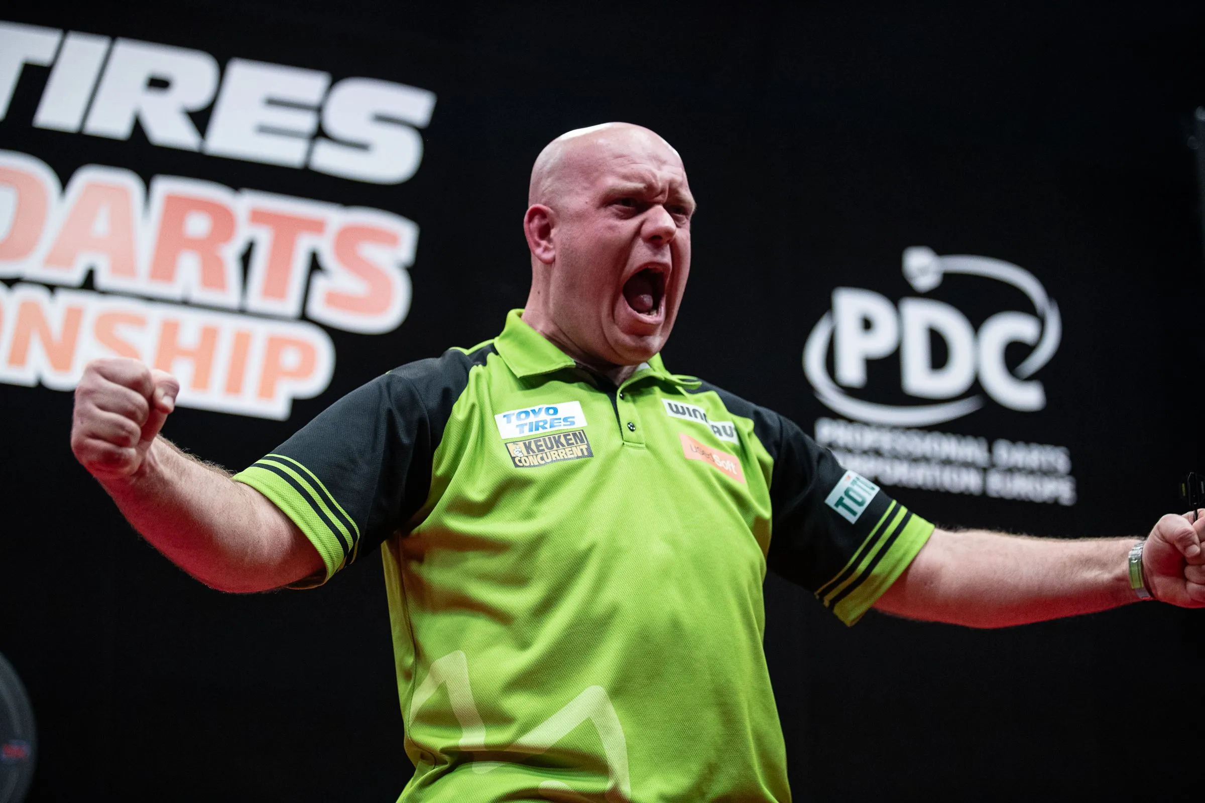 Michael van Gerwen na opstartproblemen eenvoudig langs Steve Lennon; James Wade en Ricardo Pietreczko maken indruk