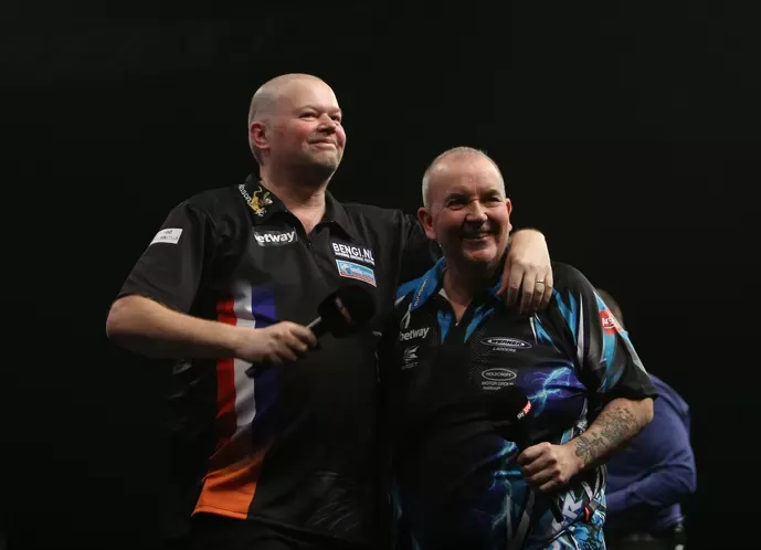 Dartslegendes Van Barneveld en Taylor staan stil bij sterfdag Bristow: ''Vanavond proost ik een glas op jou''