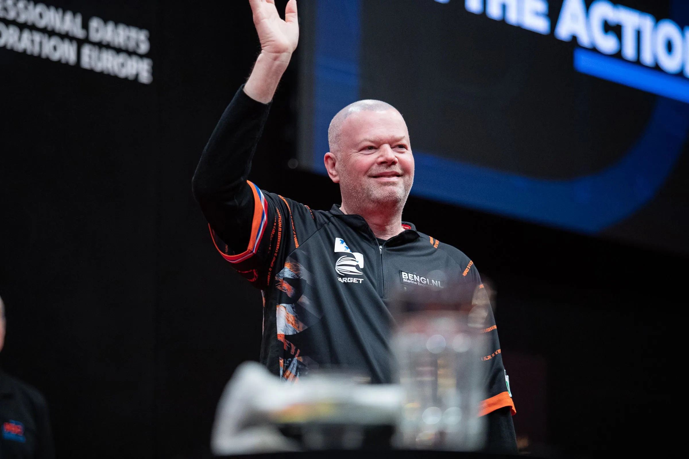 Van Barneveld probleemloos naar laatste zestien in Sindelfingen