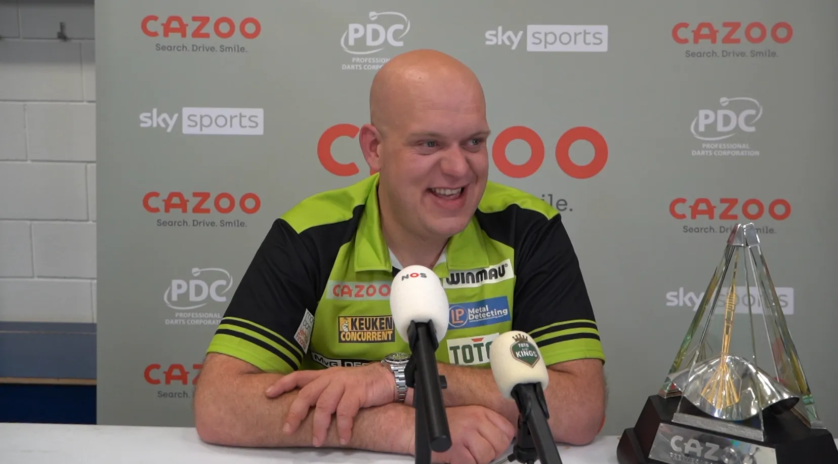 (VIDEO) Van Gerwen wint grote som prijzengeld met eindzege Premier League Darts maar moet flink deel afstaan