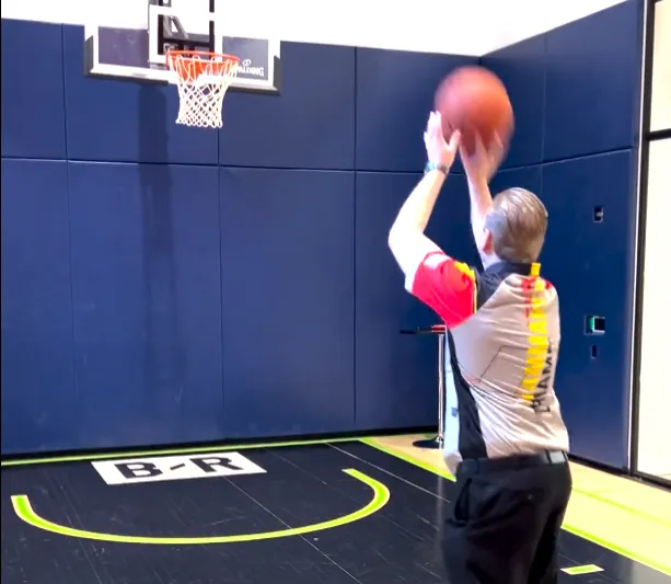 (VIDEO) Geluk of talentvolle basketballer? Van den Bergh gooit Price helemaal zoek met potje basketbal