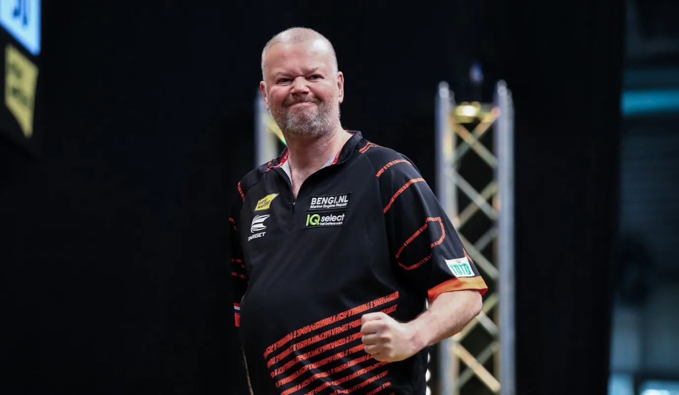 Van Barneveld wint eerste ronde in Trier en dwingt clash met Van Gerwen af