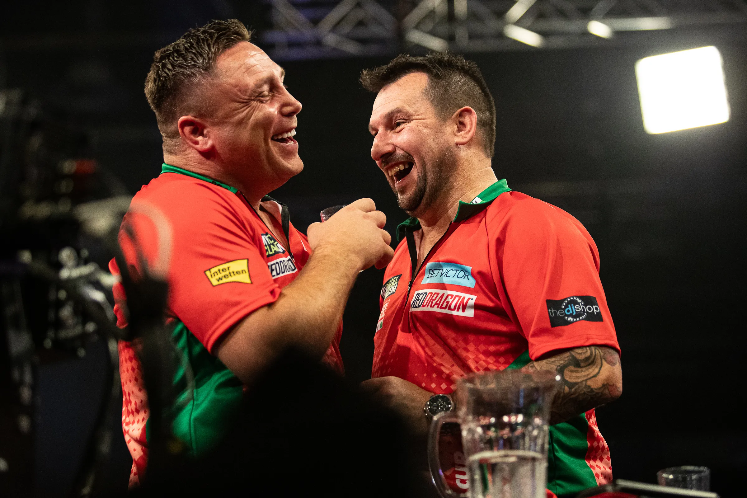 Price looft Clayton na eindzege op World Cup of Darts: ''Gary haat hem maar ik houd van hem''
