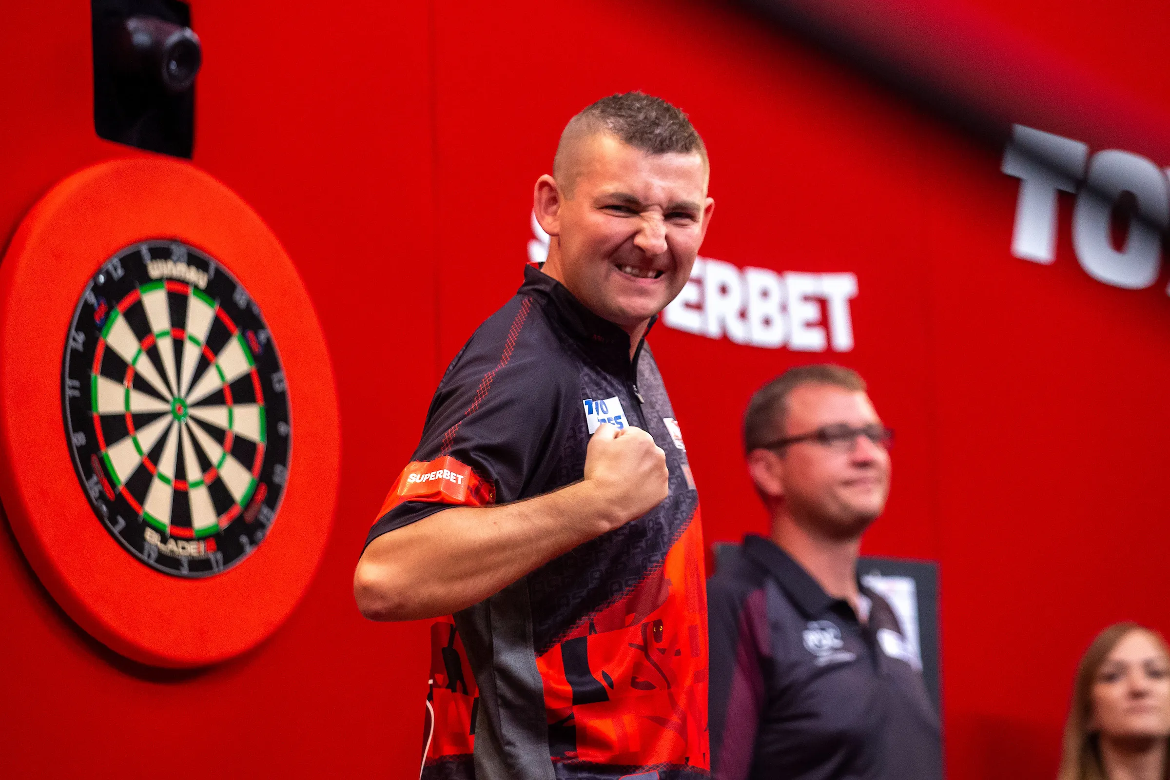 Cross verslaat Price; Aspinall met 110 gemiddeld langs Smith voor finaleplaats op New Zealand Darts Masters