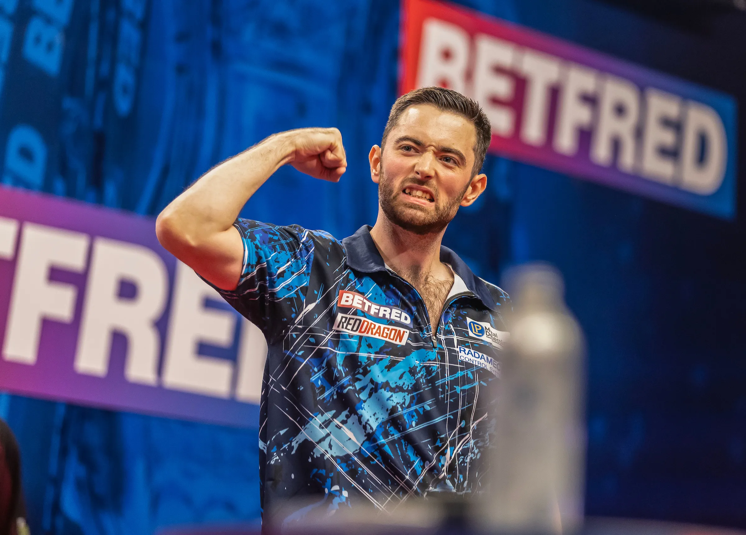 Humphries verbaast zichzelf met titel na weinig trainingsarbeid: ''Ik voelde me net Gary Anderson''