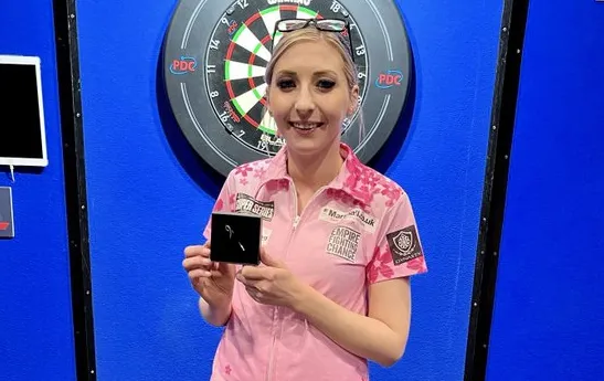 Sherrock ontvangt presentje van PDC na historische negendarter