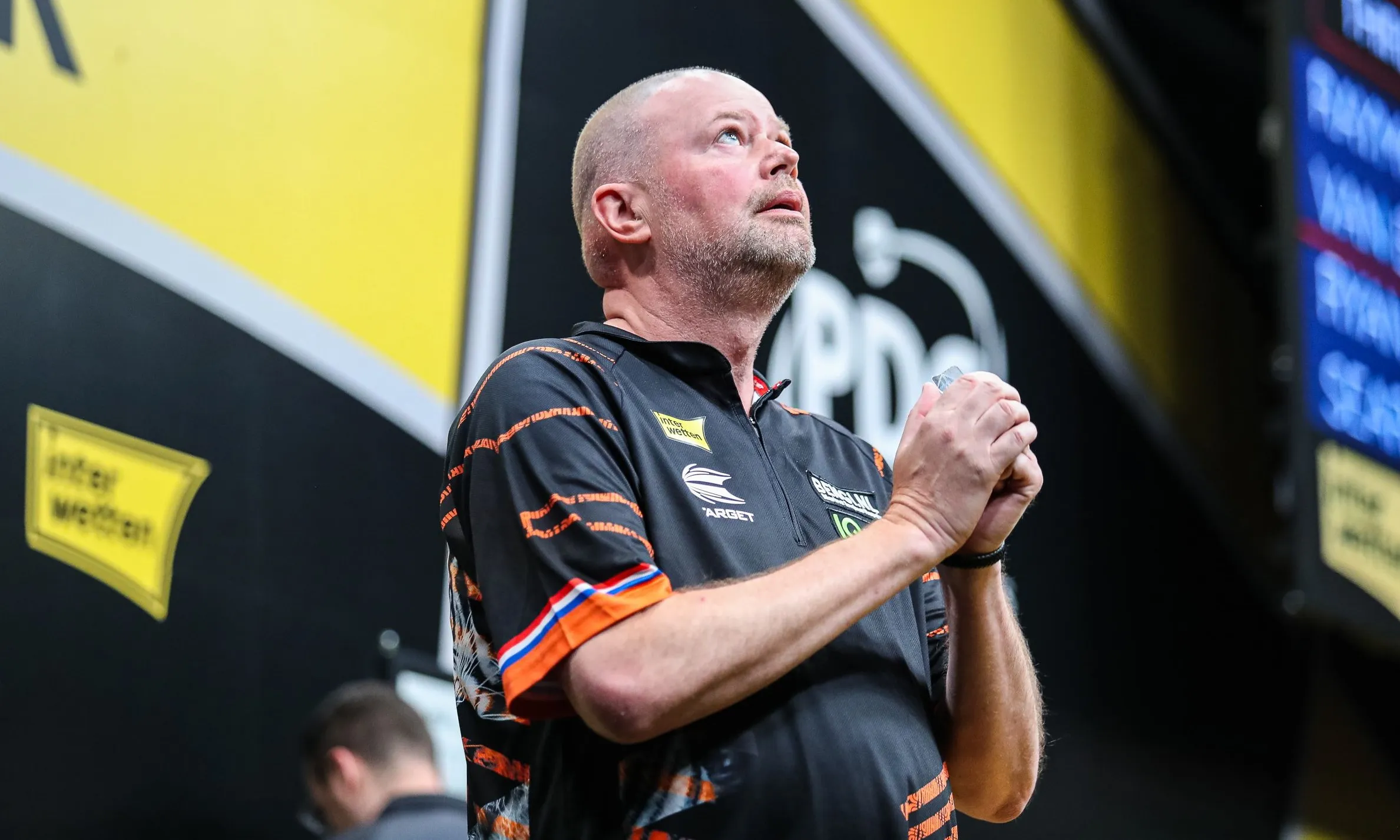 Van Barneveld en Van Duijvenbode maken sprongetje op Euro Tour Order of Merit; Van Veen mag dromen van EK-deelname na kwartfinaleplaats