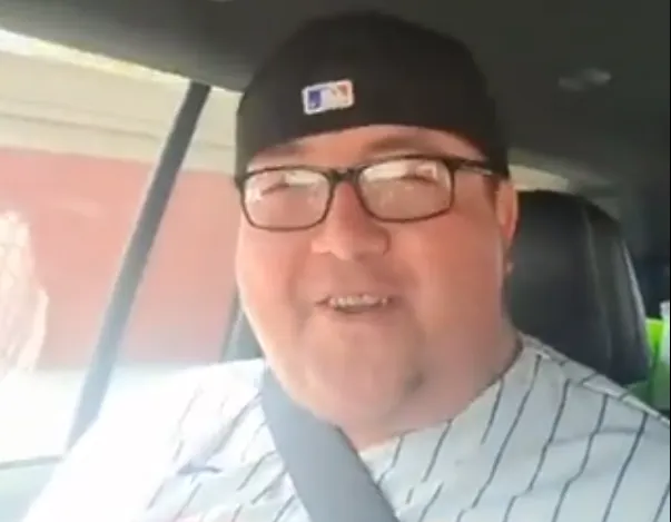 VIDEO: Zangkunsten van Bunting met 'Barbie Girl' kunnen op weinig enthousiasme rekenen van Ross Smith