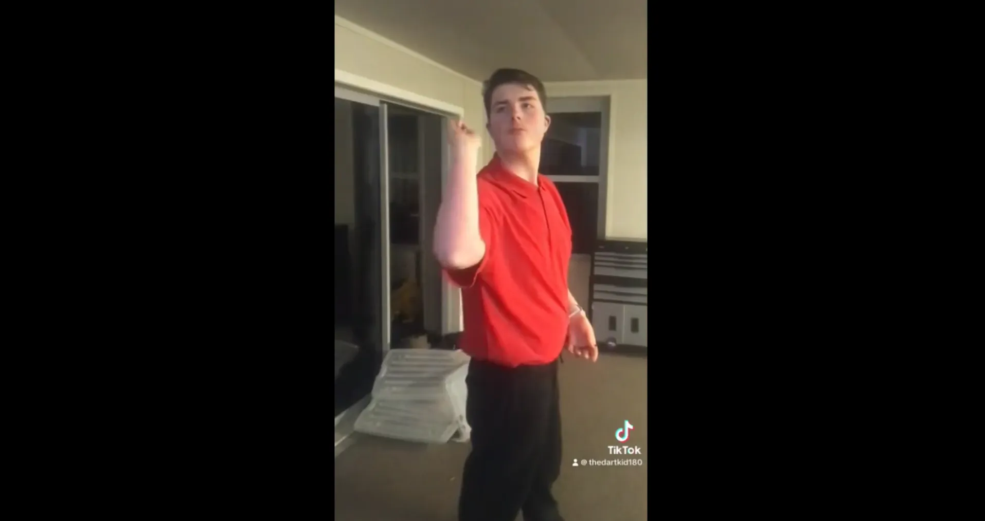 VIDEO: Dartsfan imiteert Littler met bijhorende gebaren