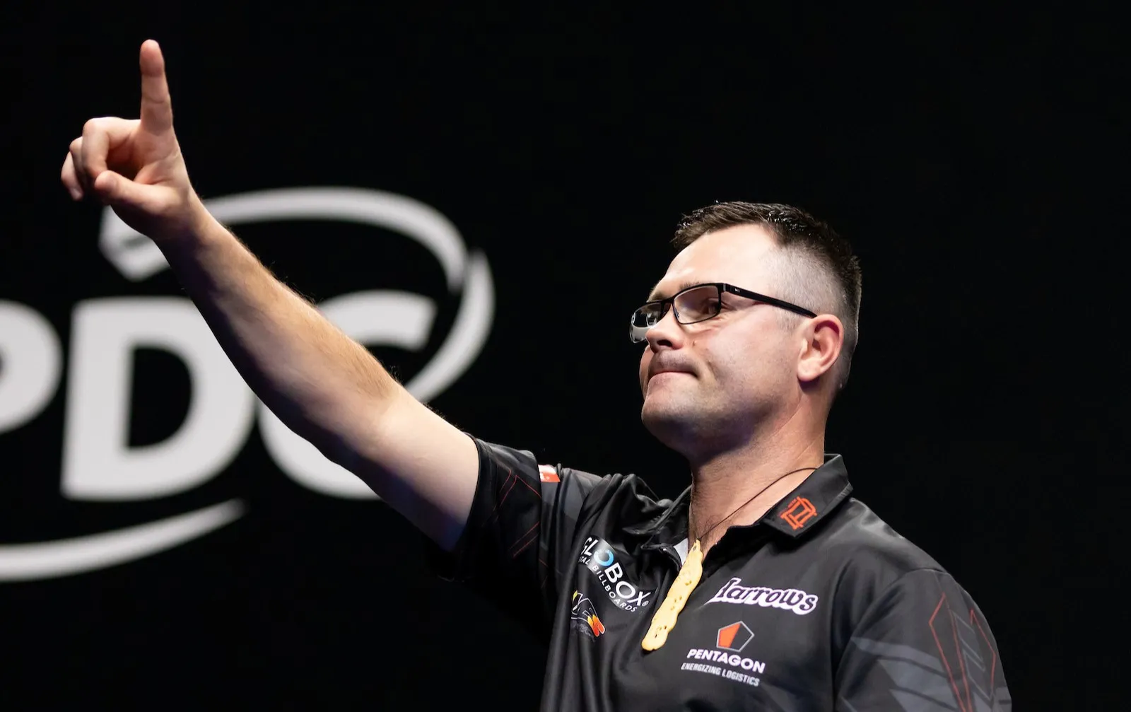 Vlammende Heta voor eigen publiek met 106 gemiddeld naar kwartfinales, Cross ook simpel verder