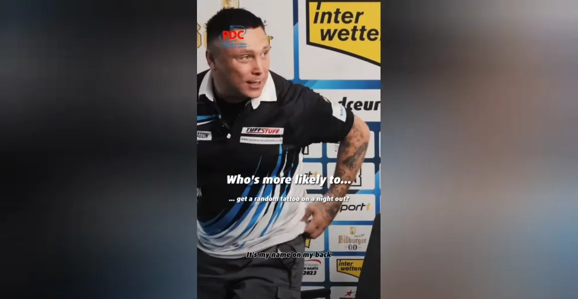 VIDEO: Price toont tijdens quiz tattoo die hij op 16-jarige leeftijd in dronken bui liet zetten