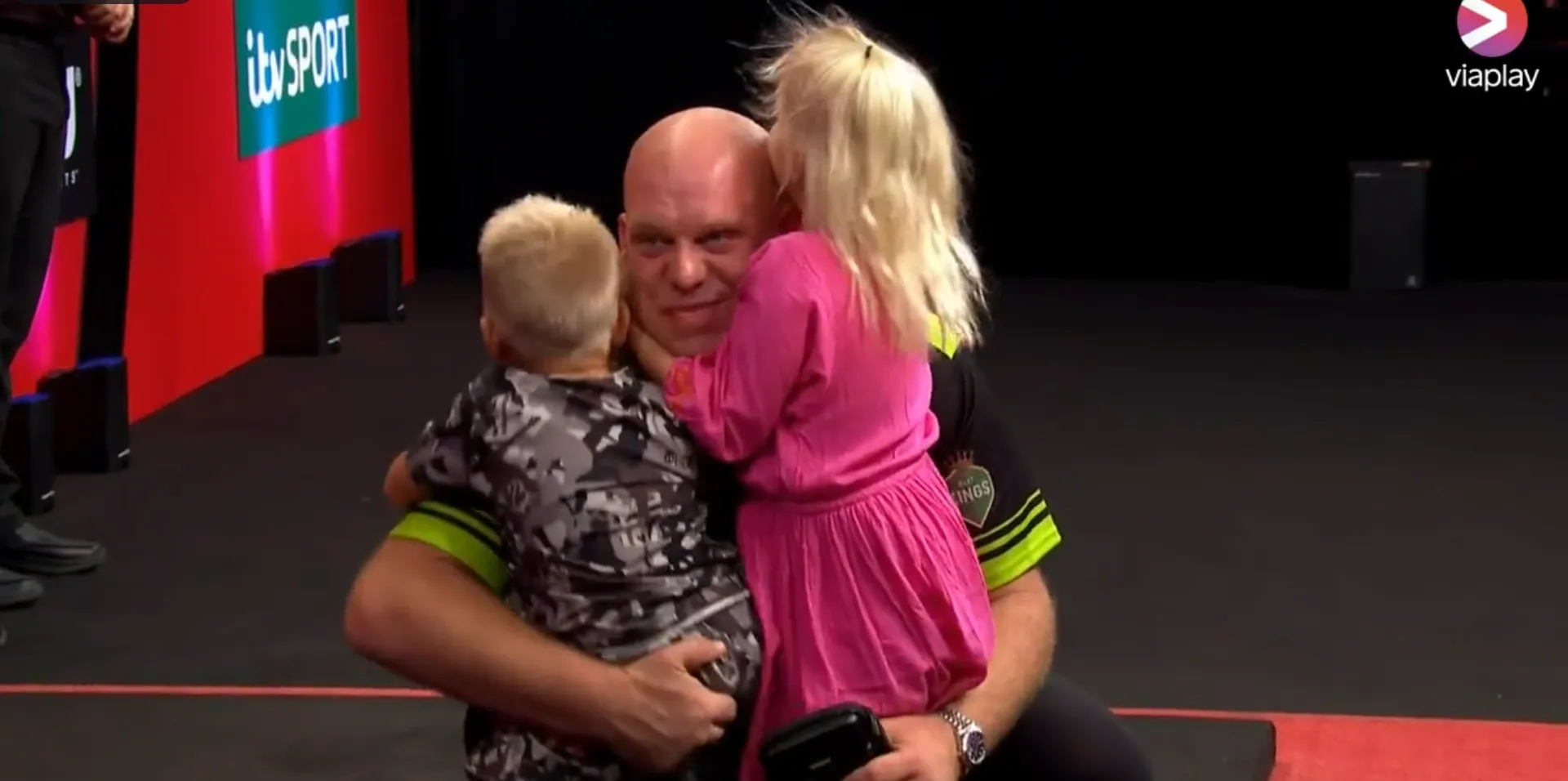 VIDEO: Kids Van Gerwen rennen het podium op nadat ze papa zien winnen