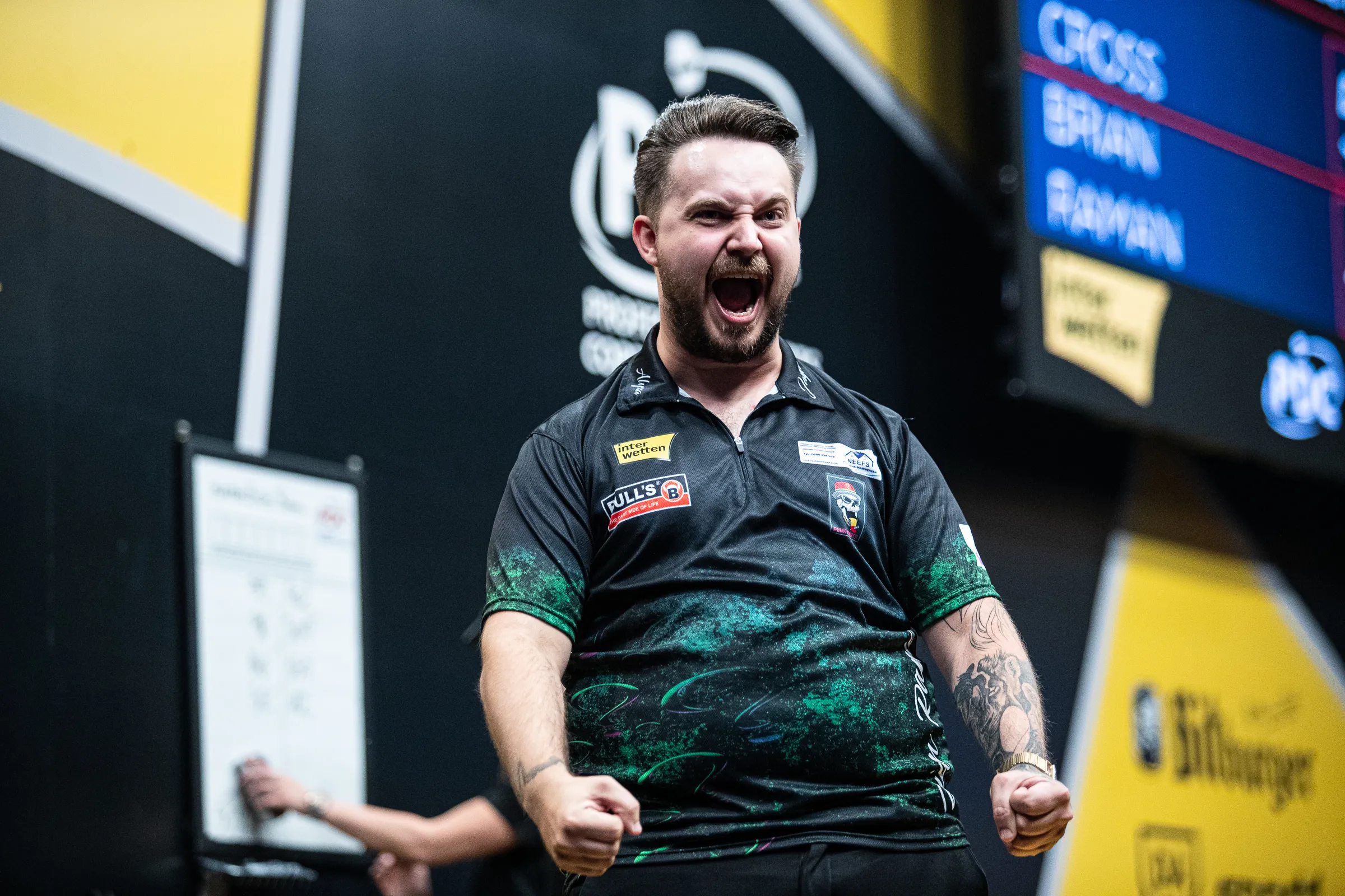 VIDEO: Brian Raman gooit twee no-look 180-scores achter elkaar in MODUS Super Series