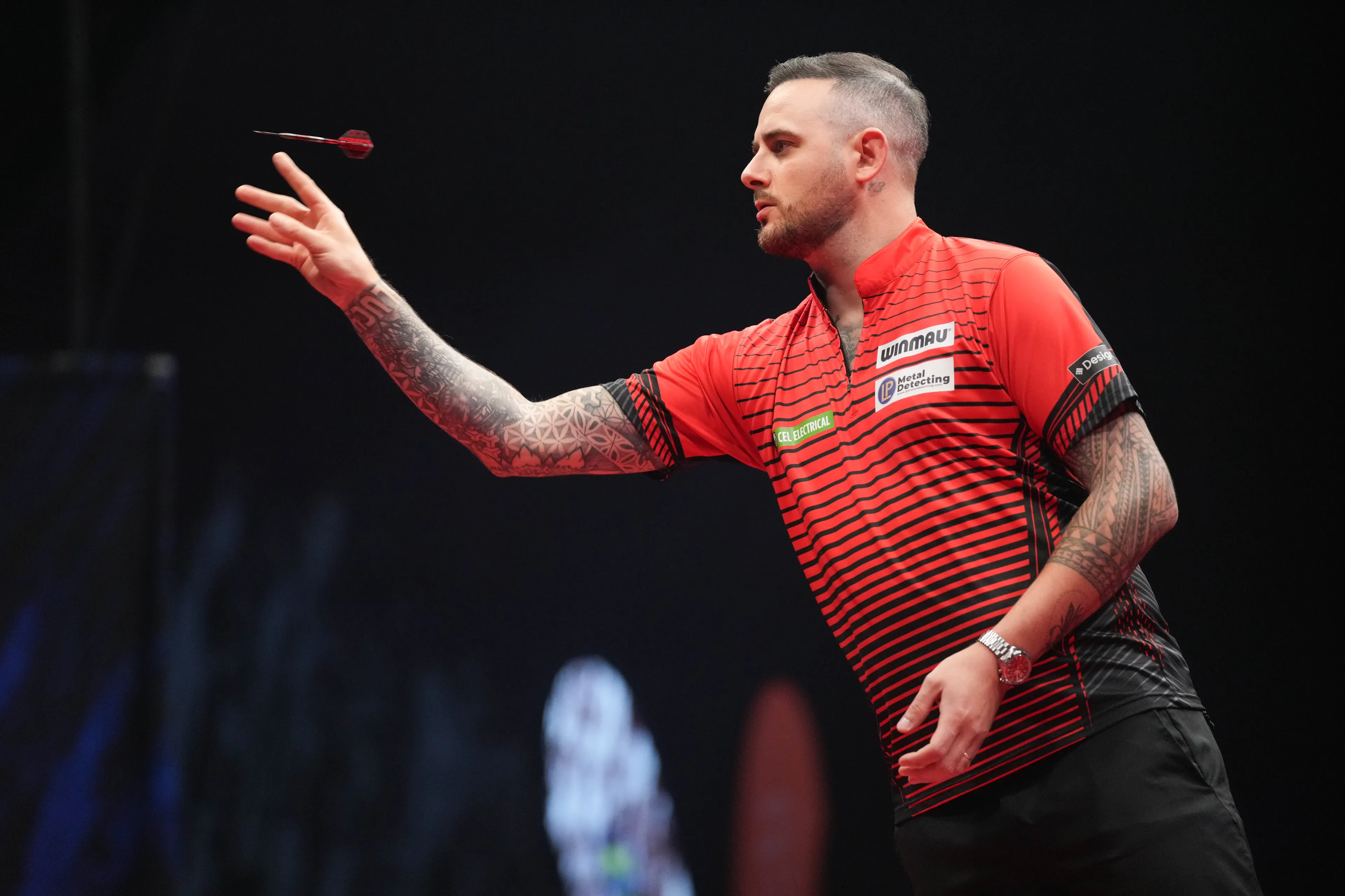 FOTO: Cullen neemt slapende Humphries te grazen tijdens vlucht naar Duitsland