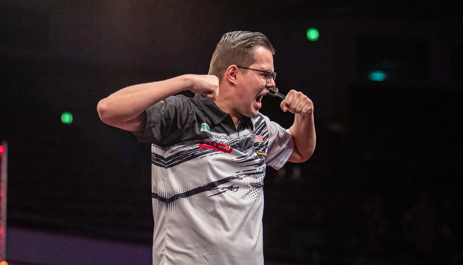 Gian van Veen kegelt Michael van Gerwen uit EK Darts en is tweede Nederlander in halve eindstrijd