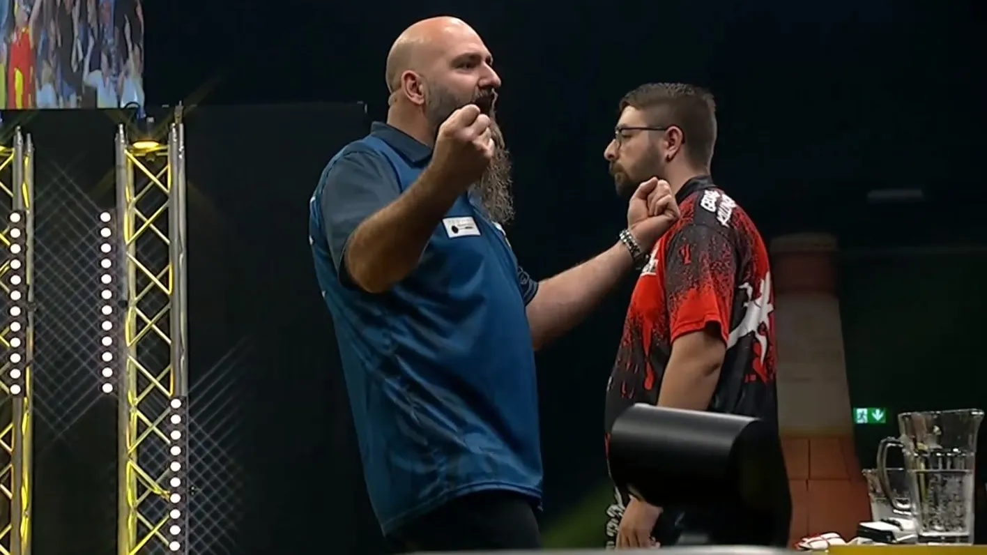 VIDEO: Scott Waites gooit negendarter; tegenstander kijkt vol ongeloof toe