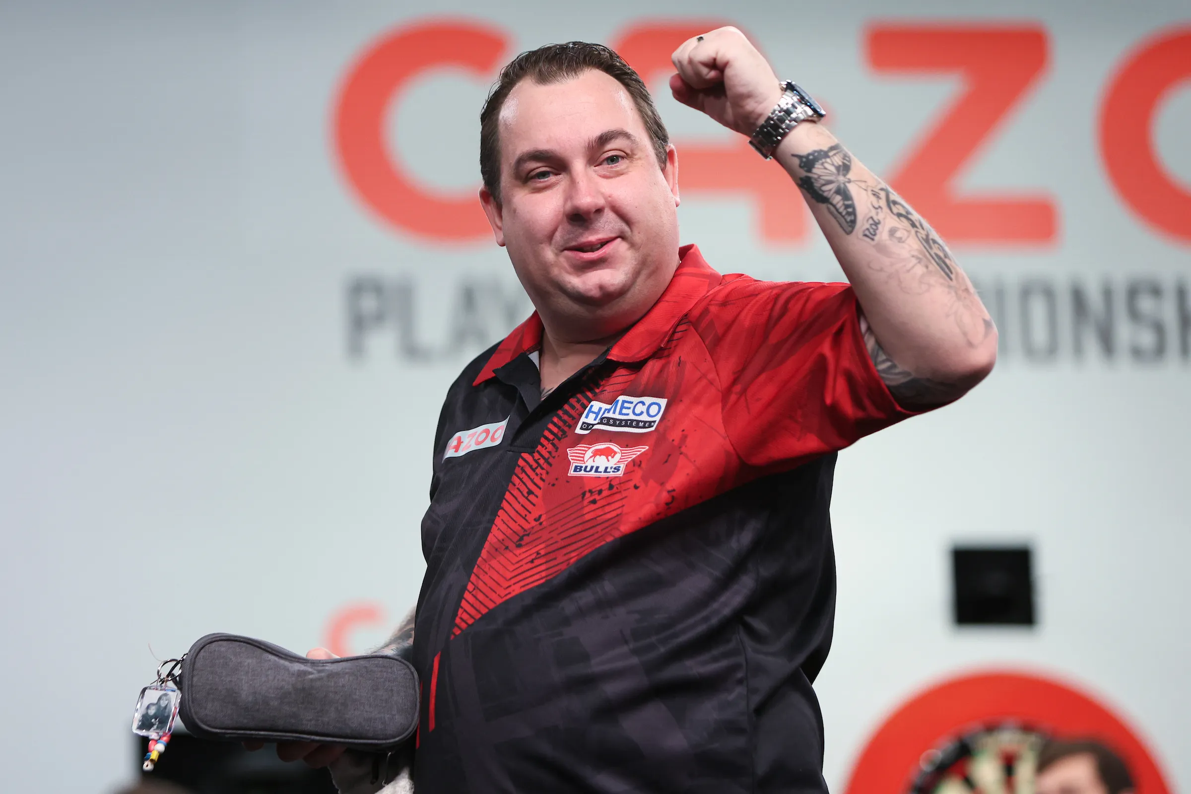 ''Je wordt gewoon genaaid waar je bij staat'' - Kim Huybrechts verklaart 'grote bakkes' van darters