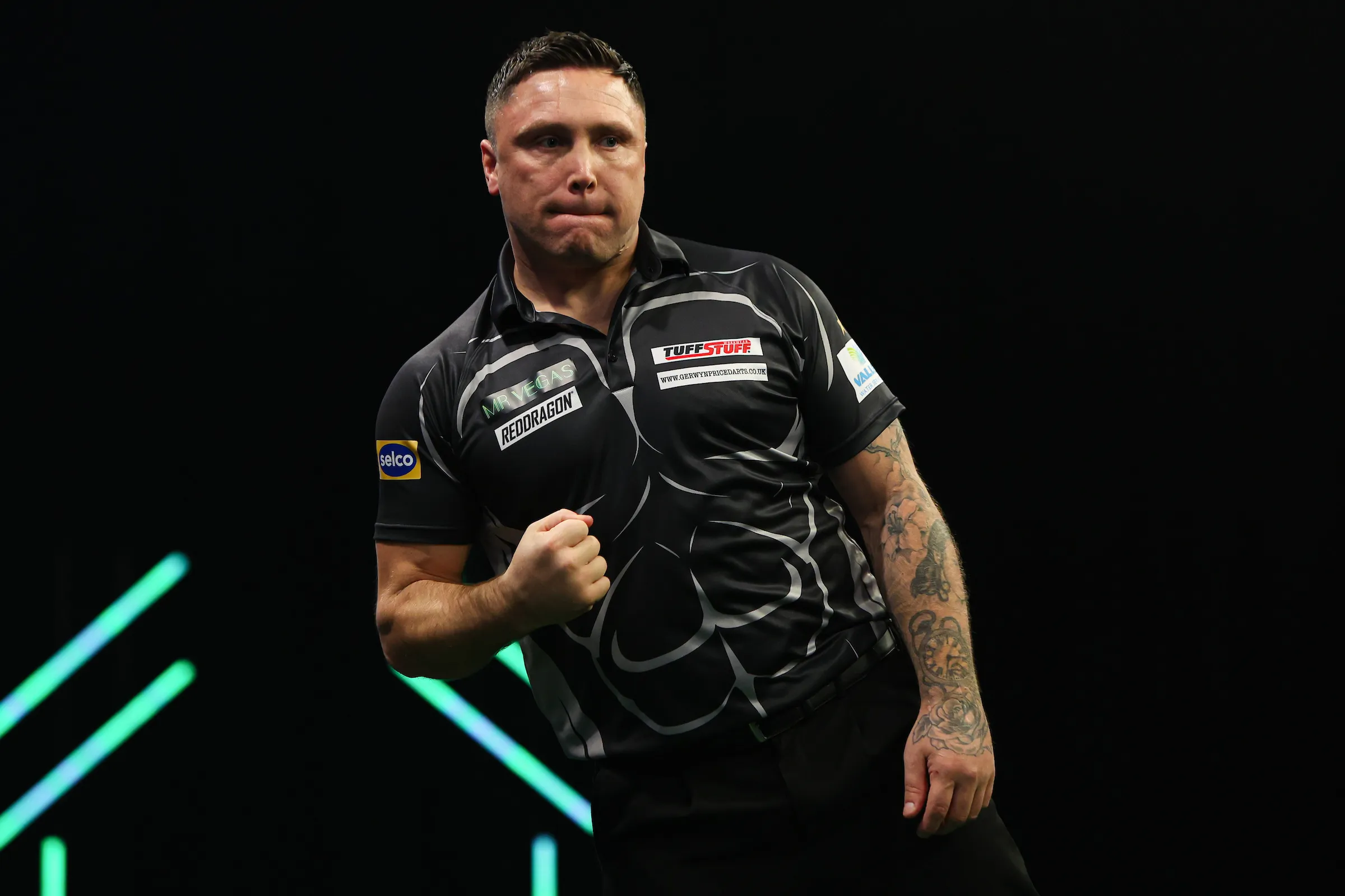 Price geeft showtje weg en is als eerste speler door naar knock-outfase op Grand Slam of Darts; Greaves stunt met zege tegen Pietreczko