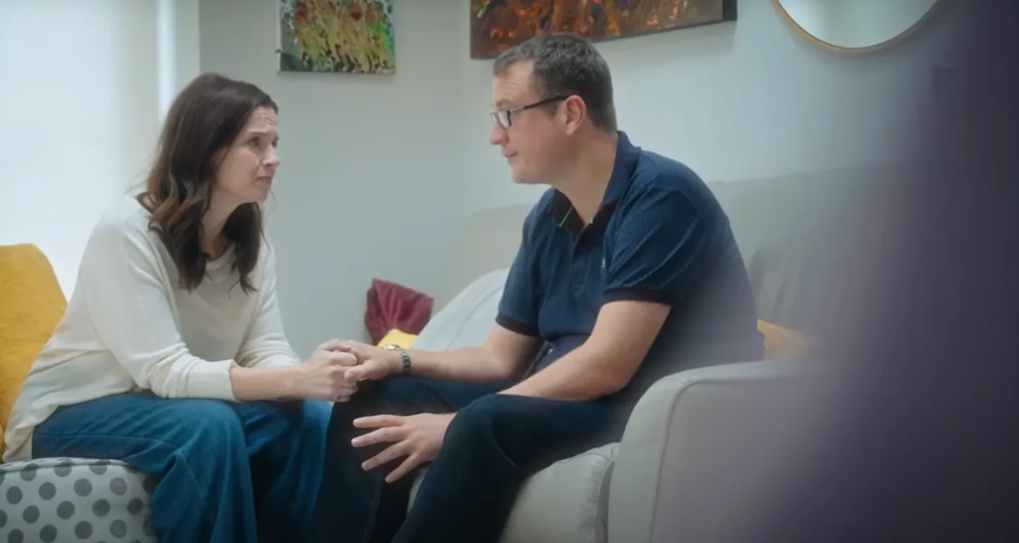 VIDEO: Scheidsrechter Kirk Bevins blijkt tot irritatie van vriendin ook thuis scheidsrechter te spelen