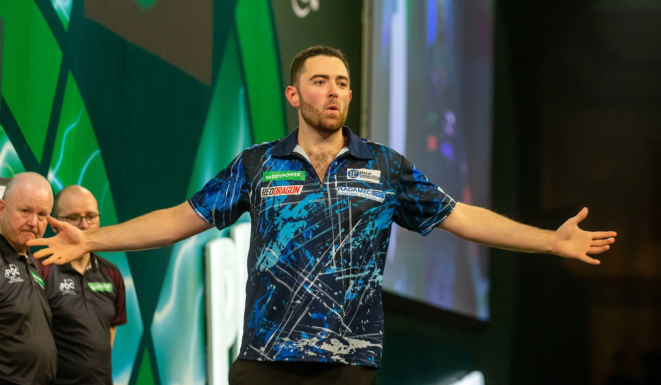 Stand Premier League Darts 2024: Luke Humphries loopt verder uit op Michael van Gerwen na derde weektitel op rij