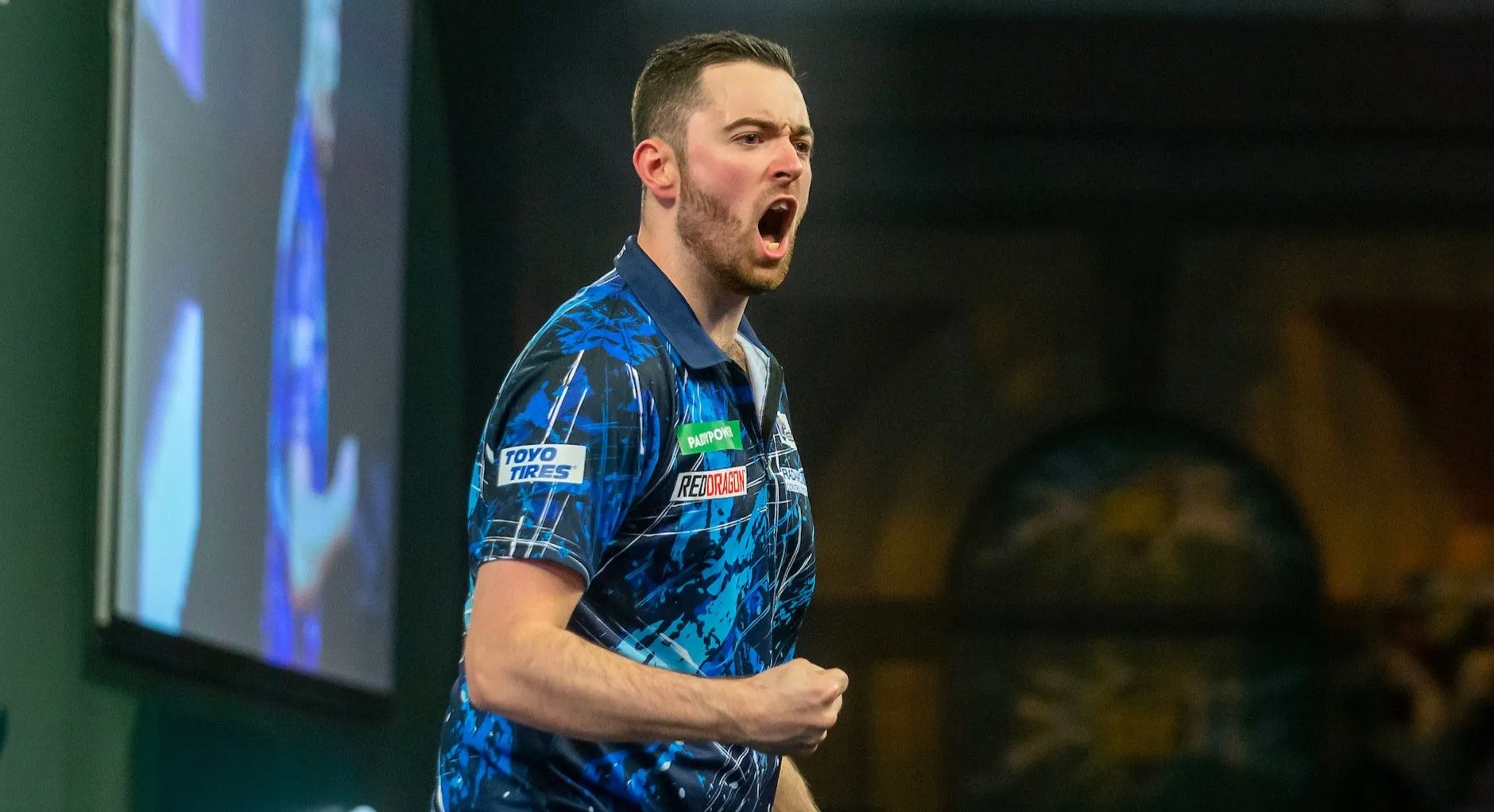 Luke Humphries slacht Scott Williams volledig af in halve finale WK Darts met bijna 109 gemiddeld