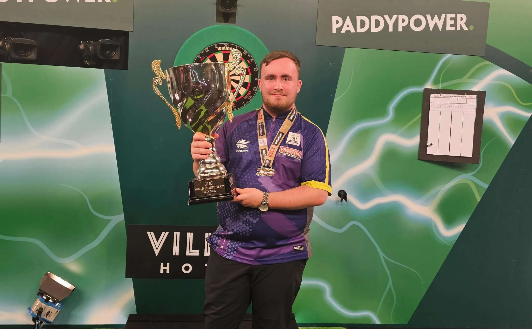 Fenomeen Luke Littler prolongeert JDC-wereldtitel