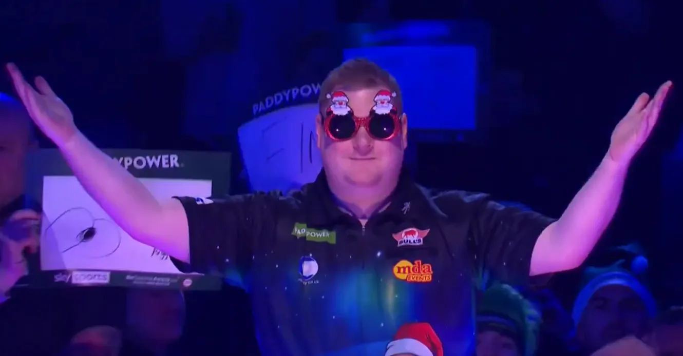 VIDEO: Ricky Evans zet Ally Pally in vuur en vlam met kerstklassieker