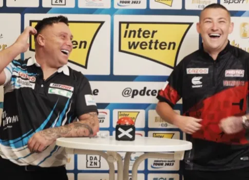VIDEO: Gerwyn Price en Nathan Aspinall nemen het in een quiz tegen elkaar op