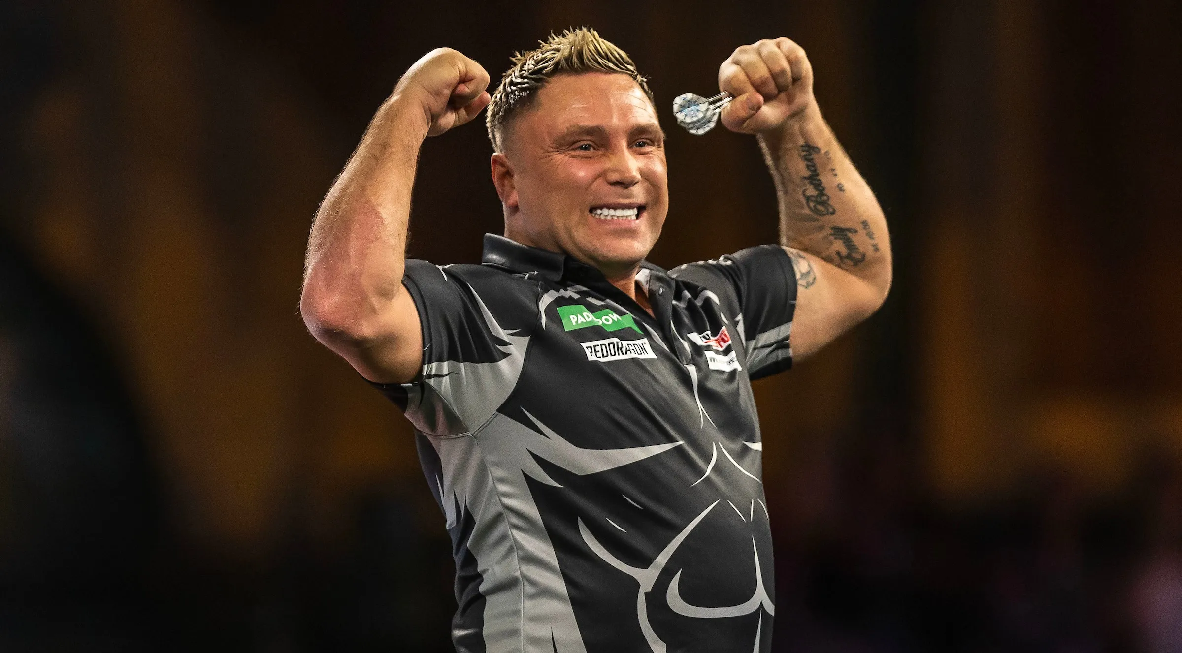Gerwyn Price verbreekt winstreeks van Luke Humphries op TV en bereikt halve finale in Bahrein; Michael Smith houdt titelverdediging in leven