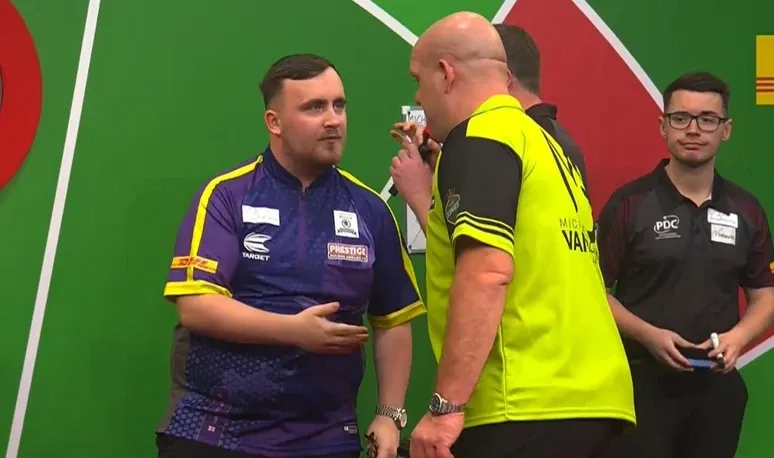 VIDEO: Bekijk de finale tussen Michael van Gerwen en Luke Littler op de Bahrain Darts Masters terug