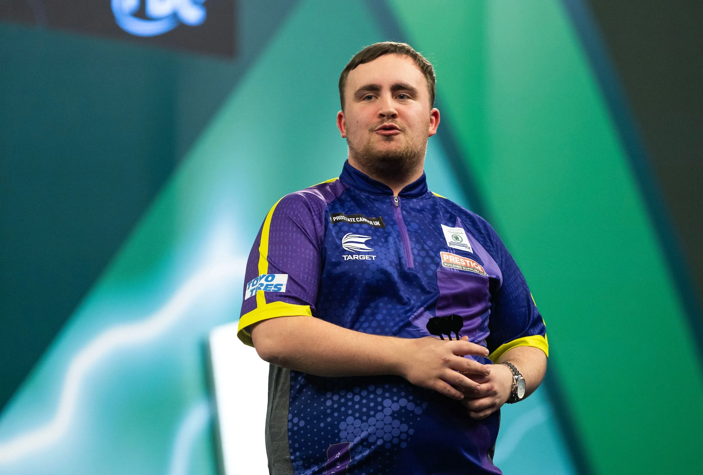 Luke Littler verslaat Gerwyn Price en is eerste finalist Bahrain Darts Masters