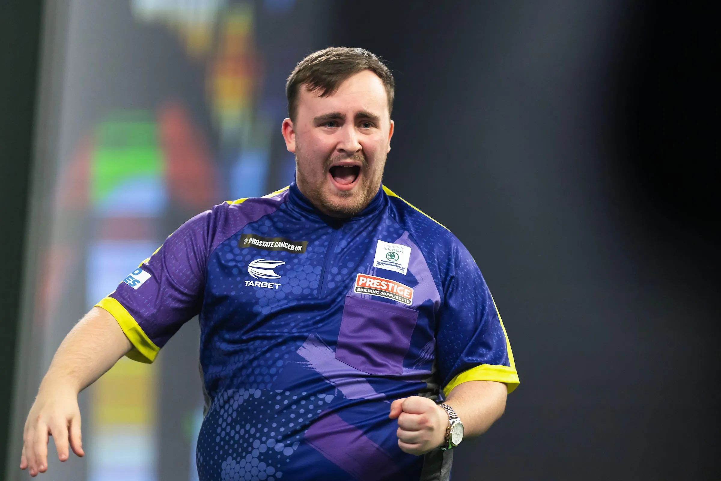 Luke Littler verslaat Michael van Gerwen en wint de Bahrain Darts Masters bij zijn World Series debuut