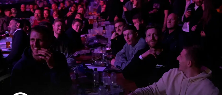 Voetballers van Newcastle United brengen bezoekje aan Premier League Darts, maar trainer weet van niets