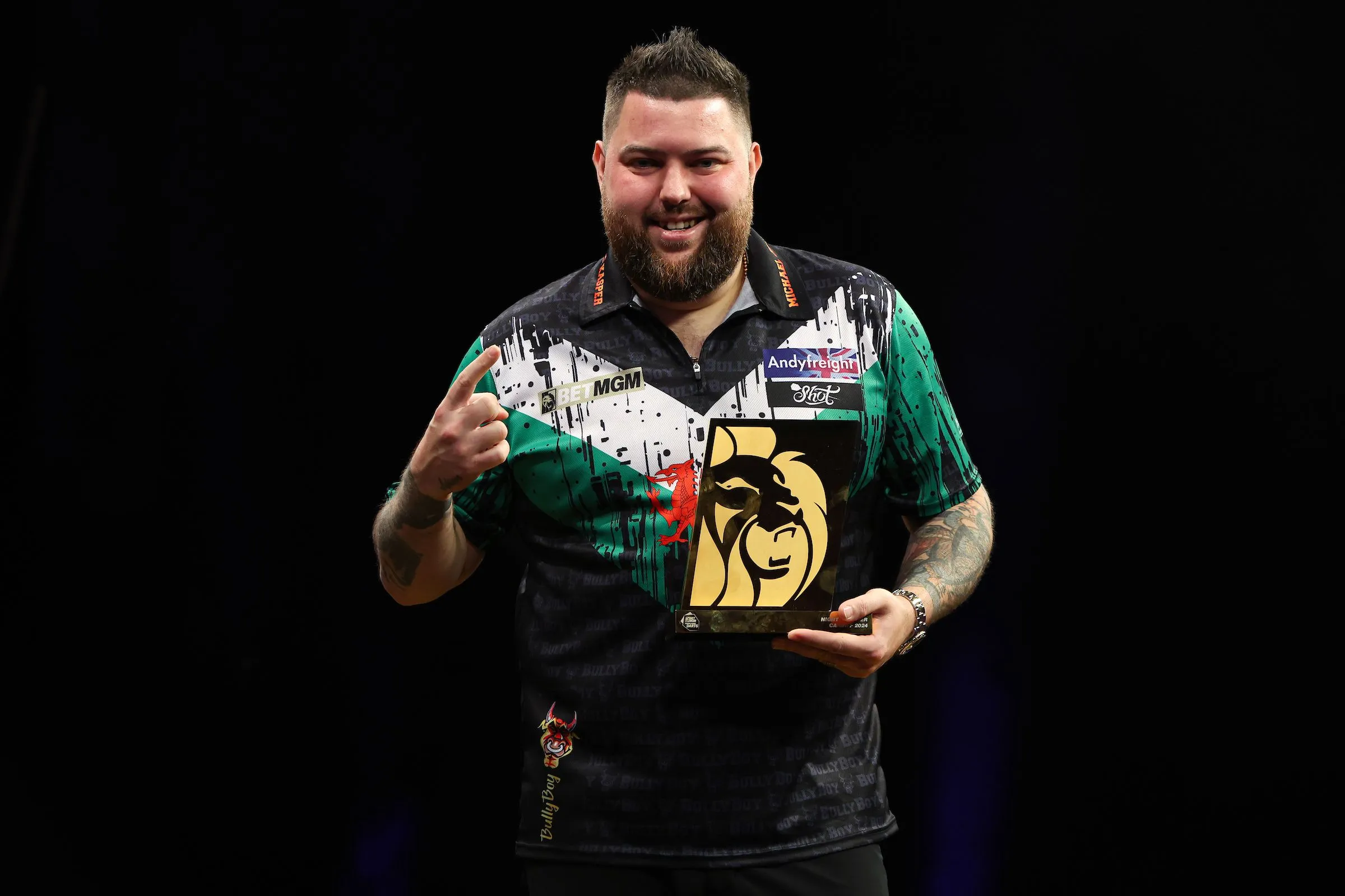 ''Ik kon niet ademen en het was belachelijk heet" - Michael Smith steekt de draak met afwezigheid van Gerwyn Price op Players Championship 2