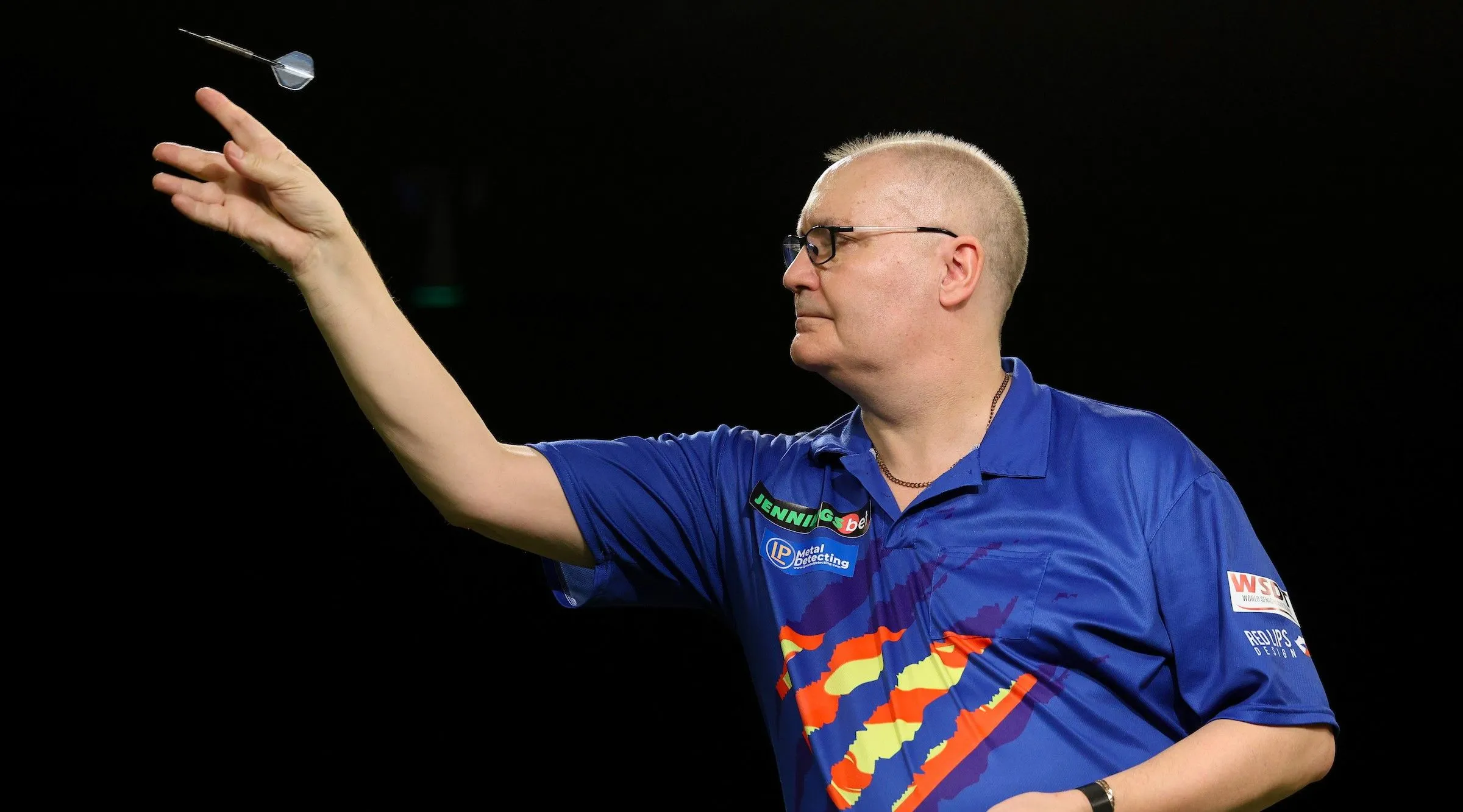 Clark keert na 22 jaar terug op Lakeside en wint meteen; Hyde ontsnapt na dertien gemiste matchdarts