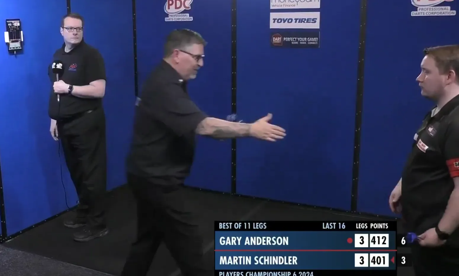 VIDEO: Gary Anderson moet halverwege partij opgeven tegen Martin Schindler vanwege schouderblessure