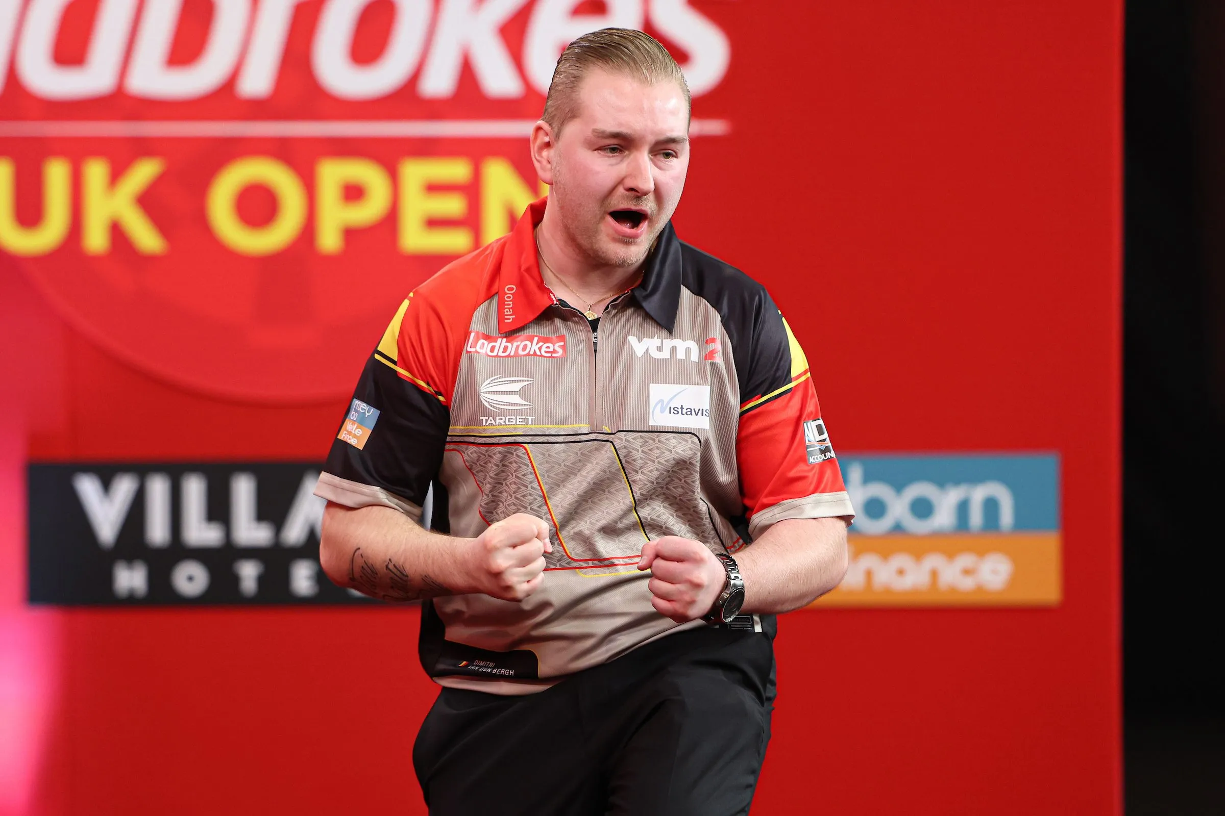 Dimitri van den Bergh pakt titel op UK Open na thriller tegen Luke Humphries