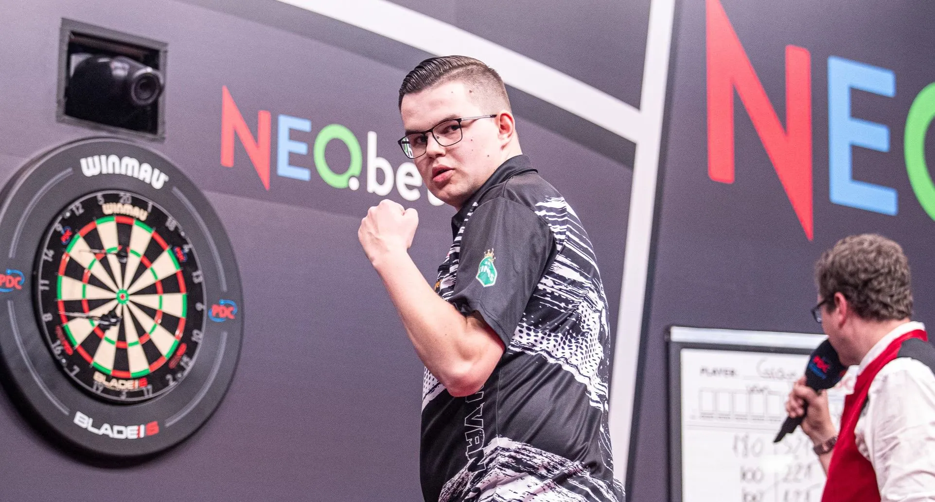 Gian van Veen is Raymond van Barneveld op de International Darts Open opnieuw de baas