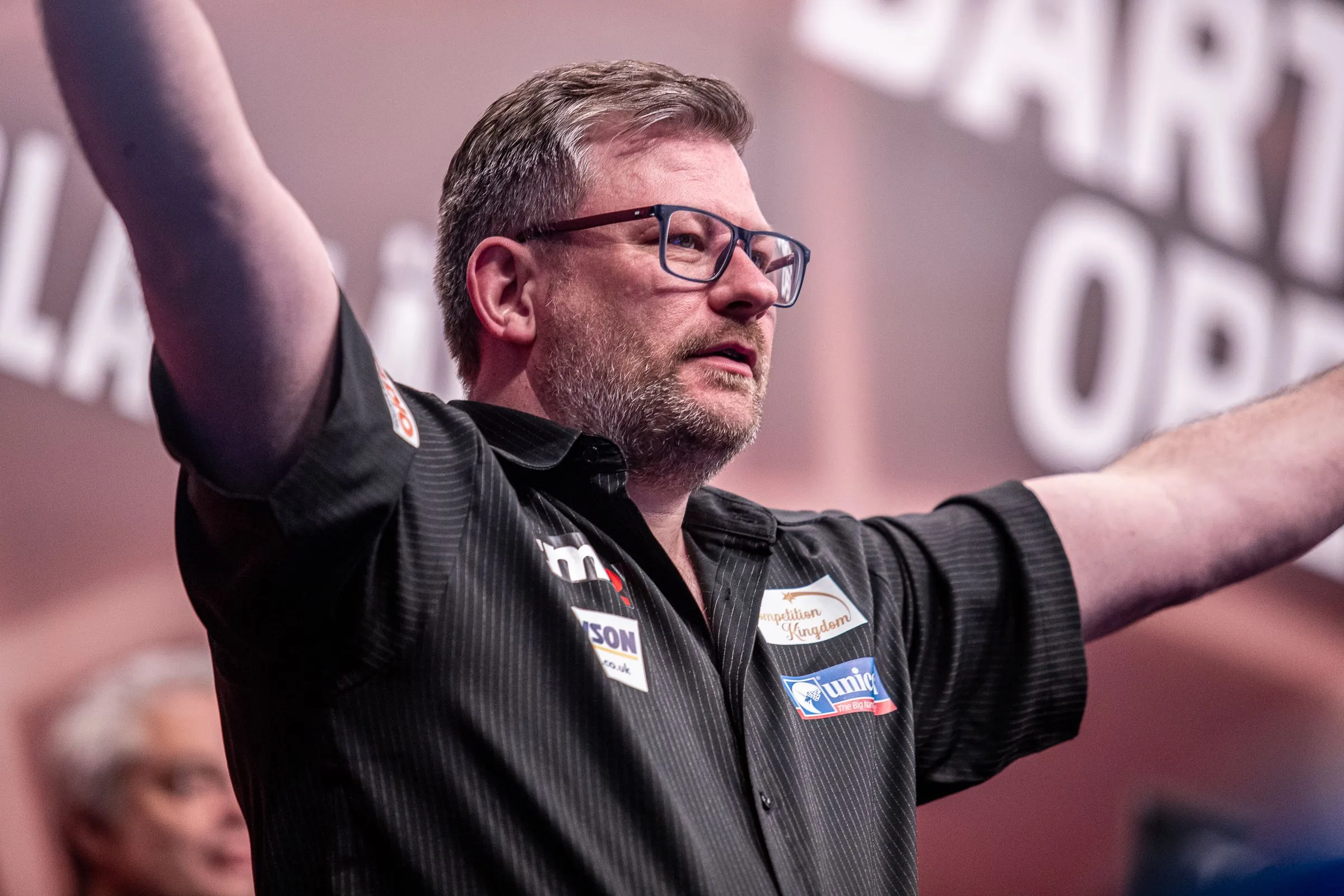 James Wade rekent af met Luke Humphries in thriller en bereikt halve finale UK Open