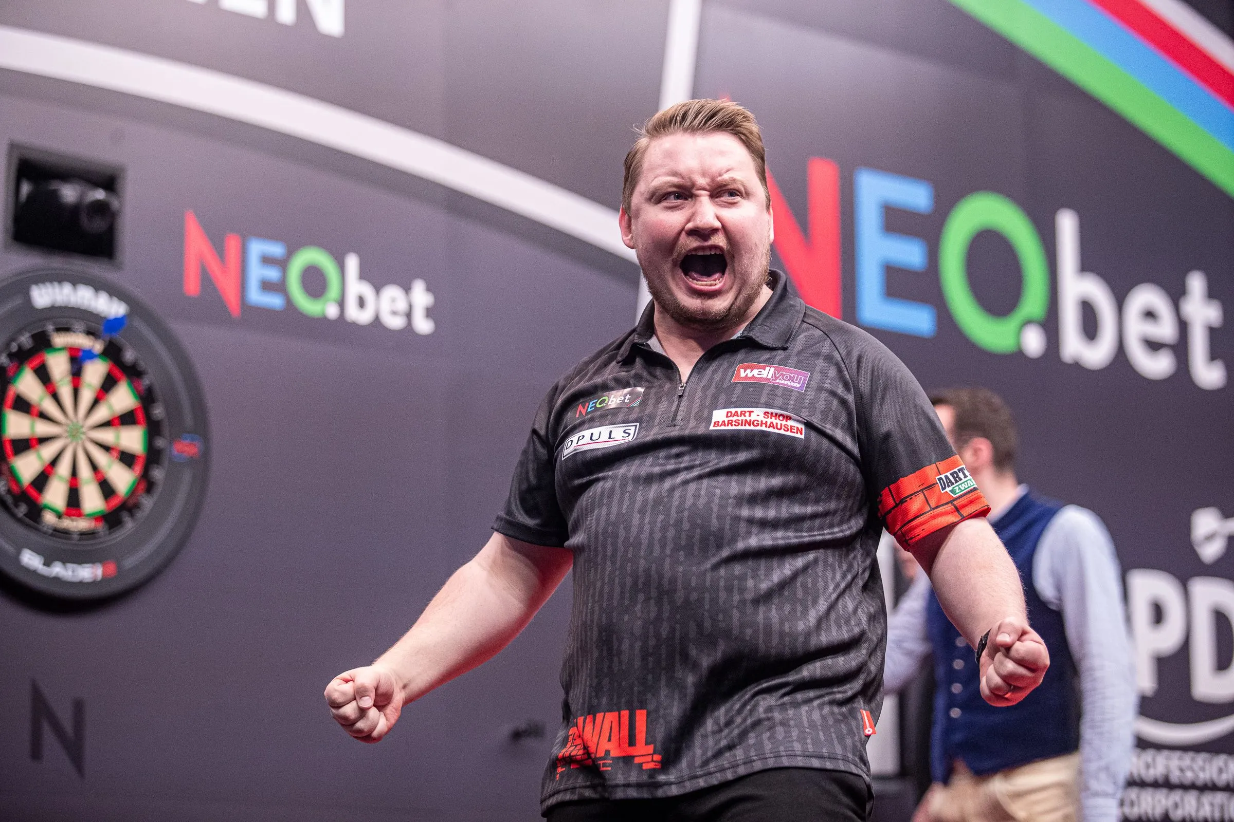 Martin Schindler zorgt voor enorme stunt en schrijft International Darts Open op zijn naam