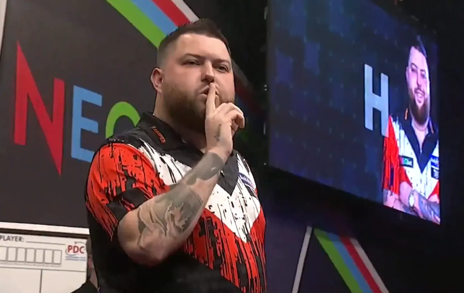 ''Hij wilde zijn mond maar niet houden'' - Smith verklaart gebaar na zege op Van Barneveld