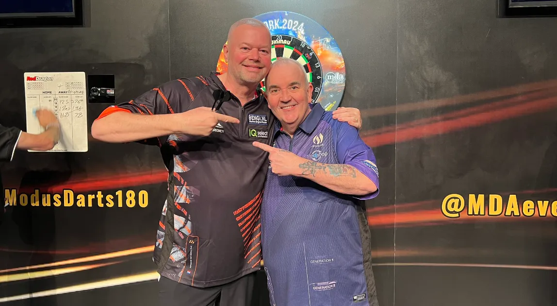Raymond van Barneveld verslaat Phil Taylor in nieuwe uitgave van 'El Clásico of Darts'