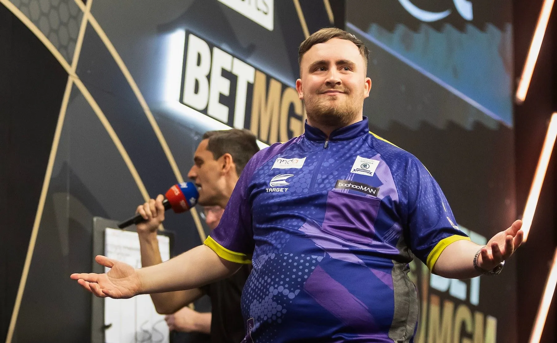 VIDEO: Luke Littler en Nathan Aspinall kiezen hun favoriete voetballers
