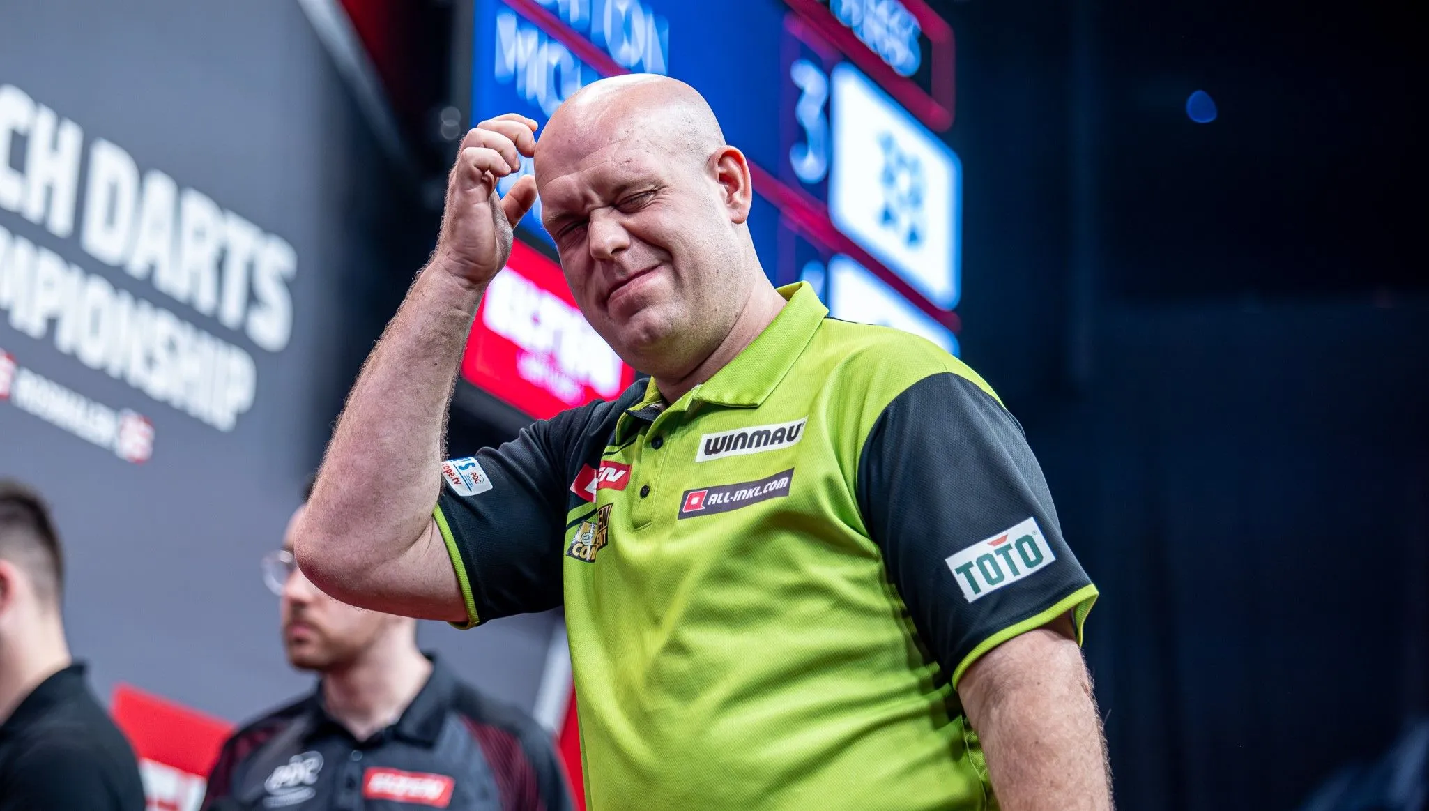 Michael van Gerwen uitgeschakeld op Dutch Darts Championship na bizarre halve finale