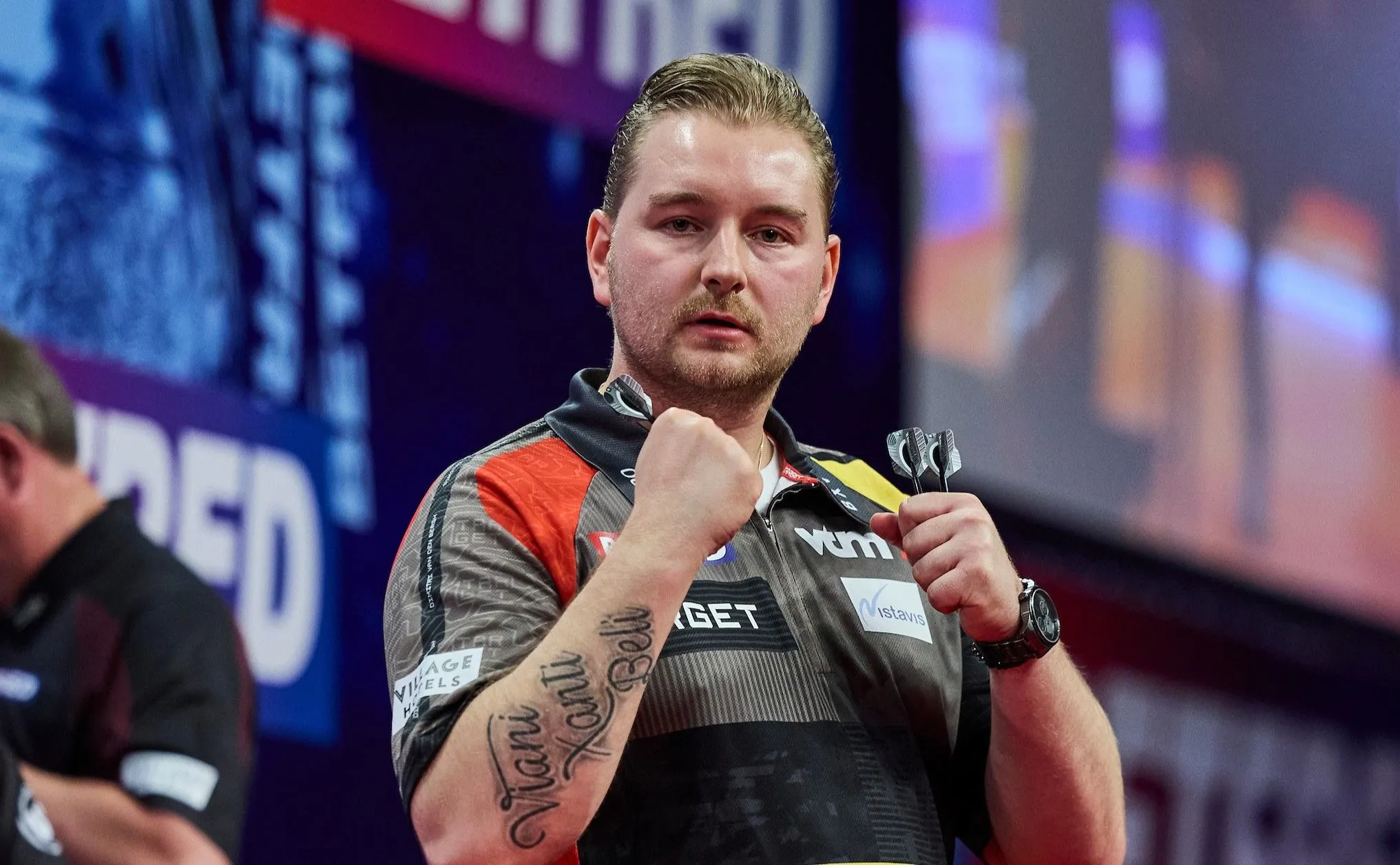 "Dat vertragen doet hij niet met opzet" - Dimitri van den Bergh wordt in bescherming genomen door Sky Sports-presentatrice Emma Paton