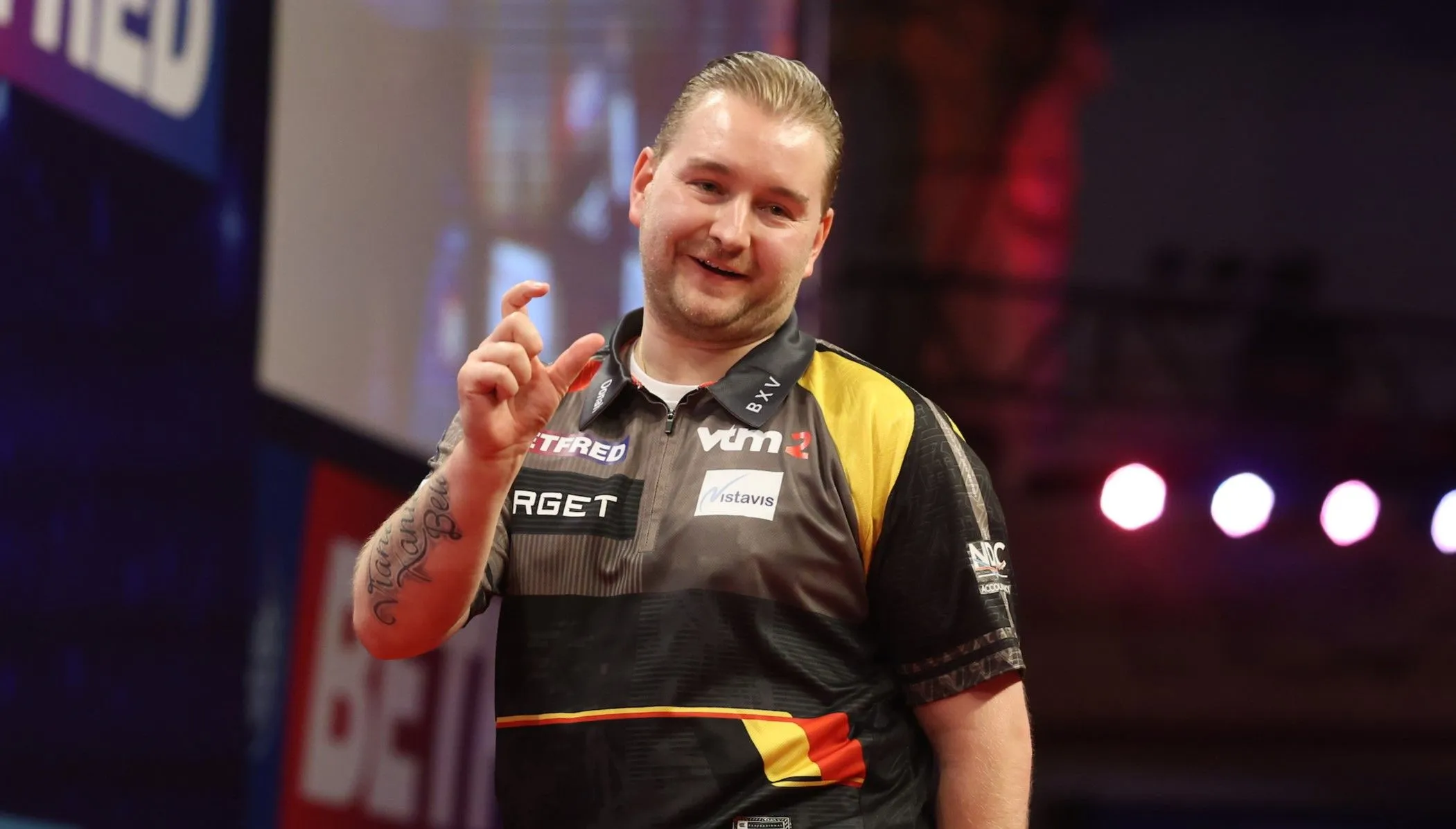 VIDEO: Dimitri Van den Bergh treurt niet lang om uitschakeling op World Matchplay en geeft het beste van zichzelf op de dansvloer