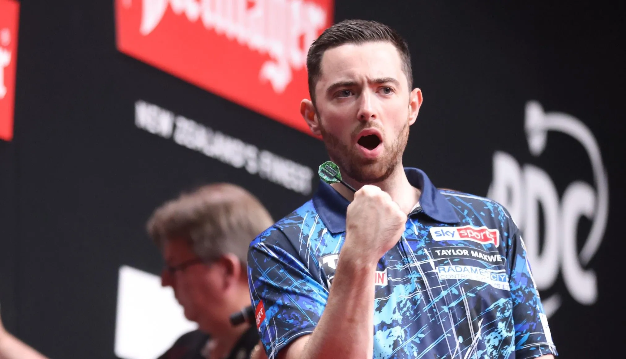 Luke Humphries overleeft twee matchdarts en bereikt eerste World Series-finale na briljante comeback tegen Luke Littler