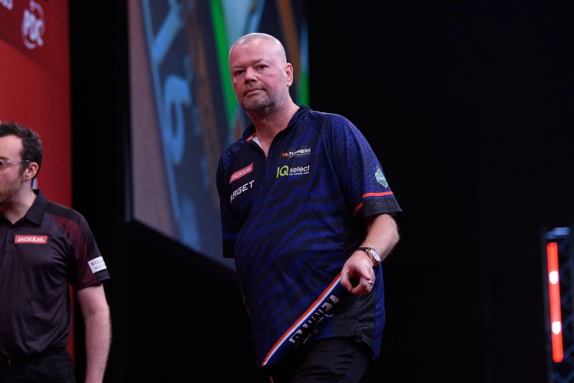 Van Barneveld comfortabel naar tweede ronde op Hungarian Darts Trophy; Van den Bergh uitgeschakeld in Boedapest